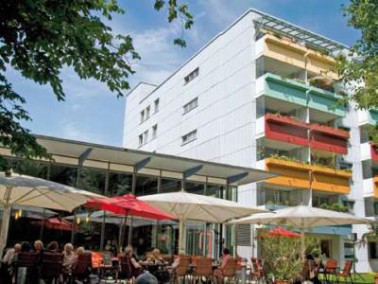 Sonnenterrasse vor dem Sparkassen-Altenheim in Augsburg