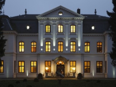 Herrenhaus Gut Wellingsbüttel - Frontalansicht bei Nacht