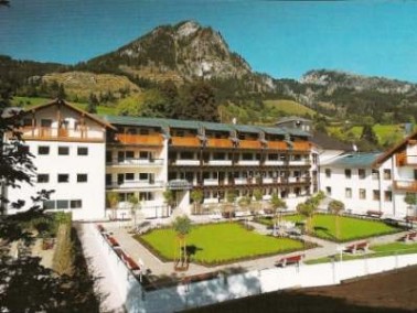 Seniorenheim Villa Montis vor Bergpanorama in Bad Hindelang