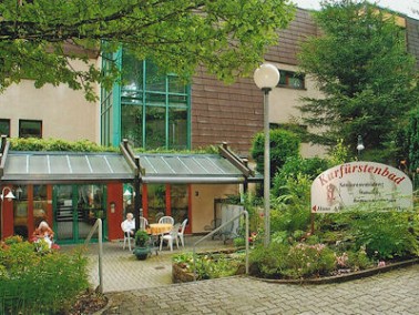 Eingang zur Seniorenresidenz Kurfürstenbad in Karlsbad-Langensteinbach