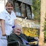 Die Pflegekräfte kümmern sich liebevoll um die Bewohner