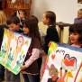 hier besuchen Grundschulkinder die Bewohner.
