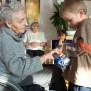 Über jungen Besuch freuen sich die Bewohner des Seniorenzentrums Martha-Maria besonders