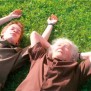 Eine Seniorin mit ihrem Enkel im Garten des Seniorenheim Pflegeheim Altenheim Betreutes Wohnen Psychisch Kranke Haus der Generationen Hallertau in Wolnzach