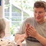 Bewohnerin mit Pfleger