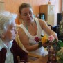 Bewohnerin und Betreuerin beim Blumenschneiden im Haus Kaysersberg in Berlin-Weißensee