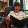 Lesestunde im Haus Kaysersberg der Albert Schweitzer Stiftung - Wohnen und Betreuen 
