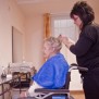 Friseur im Senioren- und Therapiezentrum "Haus am Park" in Berlin-Pankow