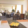 Im Speisesaal werden die frisch zubereiteten Menüs der hauseigenen Küche angeboten