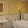 Pflegebad im geräumigen Badezimmer