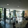 Im Restaurant wird Essen aus der hauseigenen Küche serviert