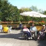 Die große Sonnenterrasse wird im Sommer gerne genutzt