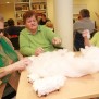 Handarbeit in geselliger Runde im Wohnstift Hanau