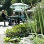 Die Einrichtung ist von einem schön angelegten Garten umgeben