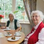 Zwei Seniorinnen lassen sich Kaffee und Kuchen schmecken im Senioren-Zentrum "Haus Eichenhof" in Egestorf