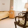 Ein Beispielzimmer, das mit eigenen Möbeln ergänzt werden kann im  Senioren-Zentrum "Haus Eichenhof" in Egestorf