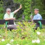 Im Garten des Seniorenwohnstifts Papenburg können die Bewohner entspannen