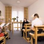 Im Andachtsraum finden regelmäßig Gottesdienste statt