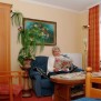 Helles und freundlcihes Zimmer des Seniorendomizil "Haus am Park" in Bremervörde in Niedersachsen