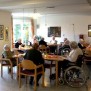 ... gemeinsam im Speisesaal oder auf ihrem Zimmer einnehmen.