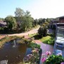 Das Haus Zuflucht liegt idyllisch in einer Parkanlage mit Teich
