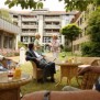 Das Atrium mit Terrasse lädt zum Verweilen ein.