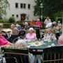 Bewohner und Gäste bei Kaffee und Kuchen im Freien