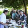 Grillen im Garten verbreitet Urlaubsstimmung in der Seniorenresidenz G. Zimmermann in Bad Eilsen
