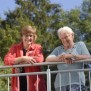 Seniorin und Betreuerin auf der Terrasse der Seniorenresidenz Grasleben