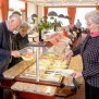 Die Bewohner wählen mittags im Restaurant unter verschiedenen frisch zubereiteten Menüs und bedienen sich am reichhaltigen Salat-Buffet