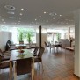 Die hell und freundlich gestaltete Cafeteria des Städtischen Altenheims Eicken in Mönchengladbach