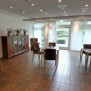 Der Nebenraum der Cafeteria des Städtischen Altenheims Eicken in Mönchengladbach mit Klavier 