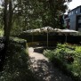 Im Garten des Städtischen Altenheims Eicken in Mönchengladbach findet man Ruhe und Entspannung
