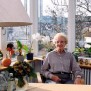 Eine Seniorin in ihrem Zimmer im Seniorenzentrum Martha-Maria in Stuttgart