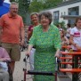 Auf dem Marktplatz vorm Seniorenzentrum Martha-Maria in Stuttgart trifft sich Jung und Alt