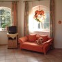 Zimmer mit Sofa in den Erftflora Wohn- und Pflegezentren in Bedburg