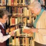 In der Bibliothek wird gerne nach guten Büchern gestöbert im Seniorenhaus Rosenpark in Köln
