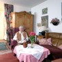 Eine Seniorin des Seniorenhaus Rosenparks in Köln in ihrer Wohnung