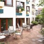 Die Terrasse ist umgeben von viel Grün