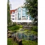 Das Gebäude ist von einem schön angelegten Park umgeben