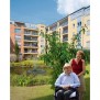 Gepflegte Gartenanlage mit großem Teich am Seniorenwohnpark Menden der Hansa Gruppe