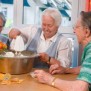 Bewohnerinnen beim gemeinsamen Backen im Seniorenwohnpark Menden