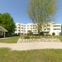Blick vom Hof auf das Altenzentrum Konrad Manopp Stift