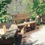 Sitzgelegenheiten in der Gartenanlage des Schiller-Wohnstifts in Ludwigshafen