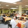 Senioren in der Cafeteria des Schiller-Wohnstifts in Ludwigshafen