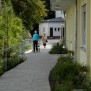Die Seniorenwohnanlage liegt in einem Park - 
