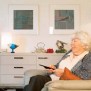 Eine Seniorin in ihrem selbst eingerichteten Appartement im Altenheim Pflegeheim Senioren-Residenz Wohnstift Reppersberg in Saarbrücken