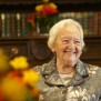 Eine Seniorin in der Bibliothek Altenheim Pflegeheim Betreutes Wohnen Wohnstift Egon-Reinert-Haus in Saarbrücken