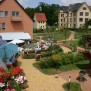 Das Urbanushaus ist von einem liebevoll angelegten Garten umgeben