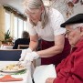 Liebevolle Zuwendung und Hilfe gehört im Seniorenzentrum Martha-Maria zum Alltag